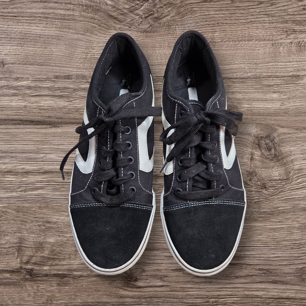 Athletic Works Black and White Men's Sneakers Size 9